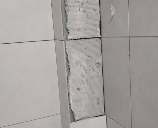 紫金瓷砖空鼓维修公司分享下瓷砖施工前基层浇水润湿程度不足，可能导致以下问题