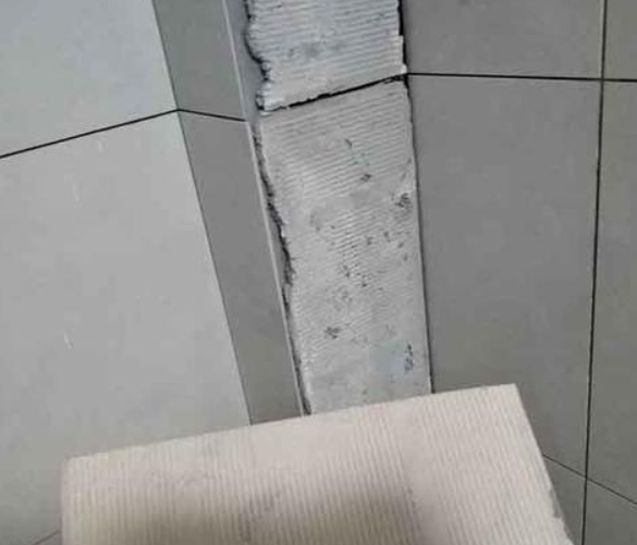 紫金瓷砖空鼓维修公司分享下厨房瓷砖脱落的补救措施。